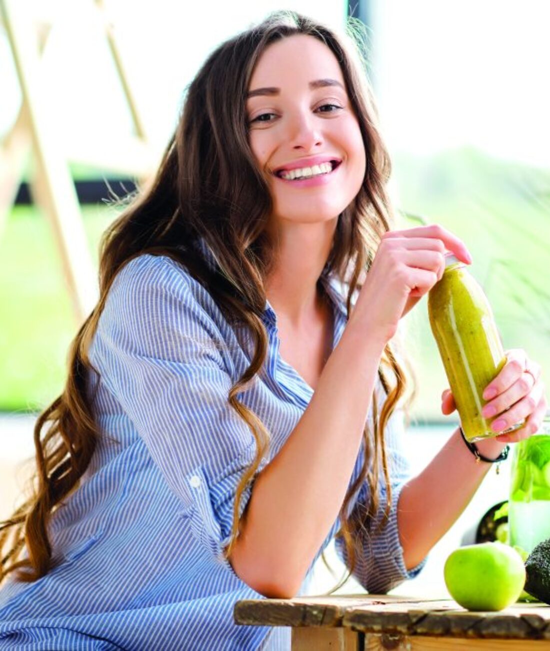Beautiful,Happy,Woman,Sitting,With,Drinks,And,Healthy,Green,Food
