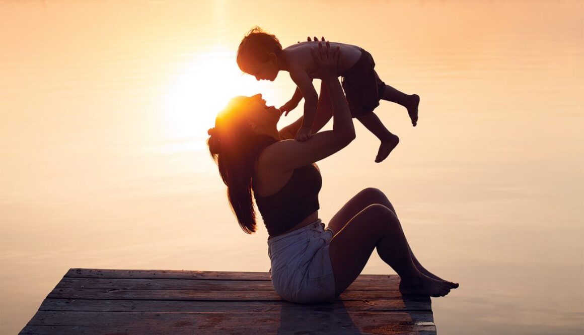 mom-spending-time-with-kid-beach