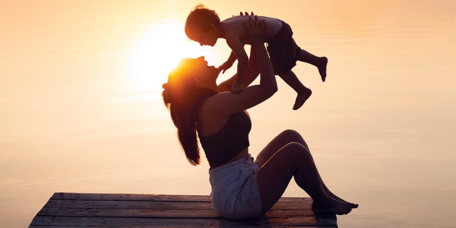 mom-spending-time-with-kid-beach