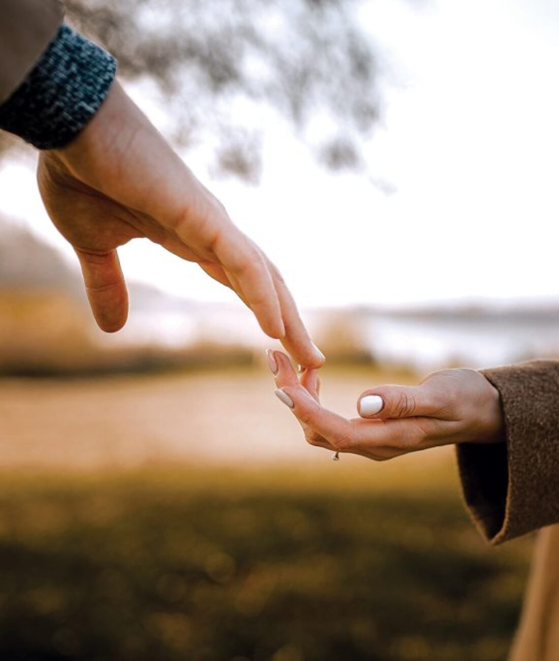 close-up-couple-holding-hands-outdoors