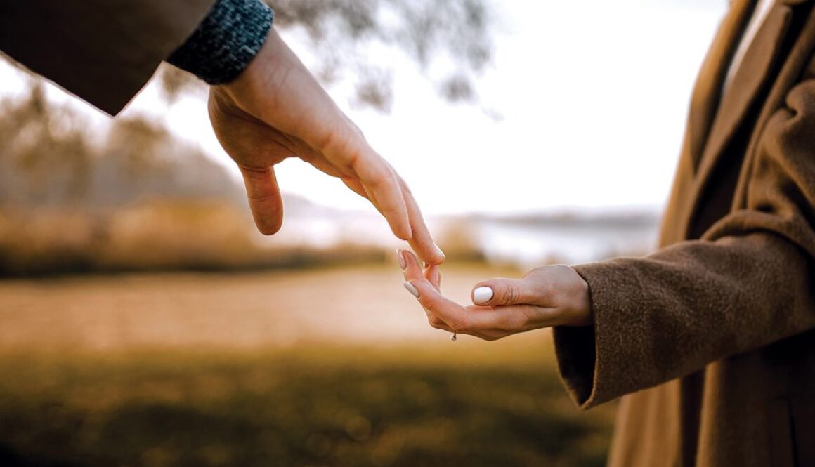 close-up-couple-holding-hands-outdoors
