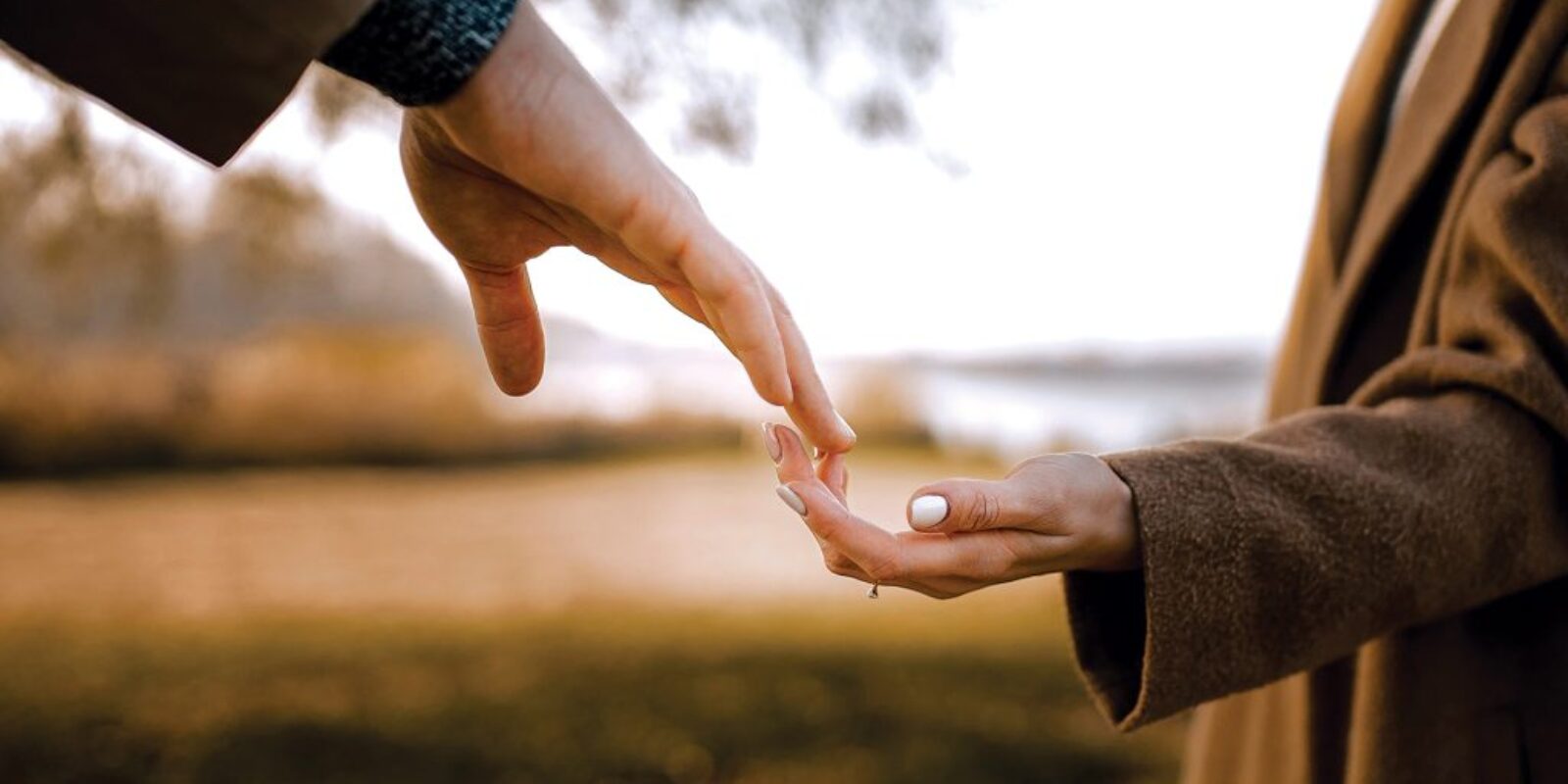 close-up-couple-holding-hands-outdoors