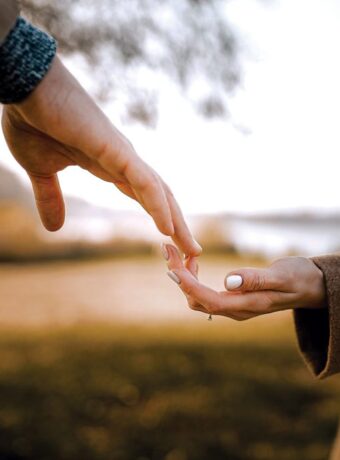 close-up-couple-holding-hands-outdoors