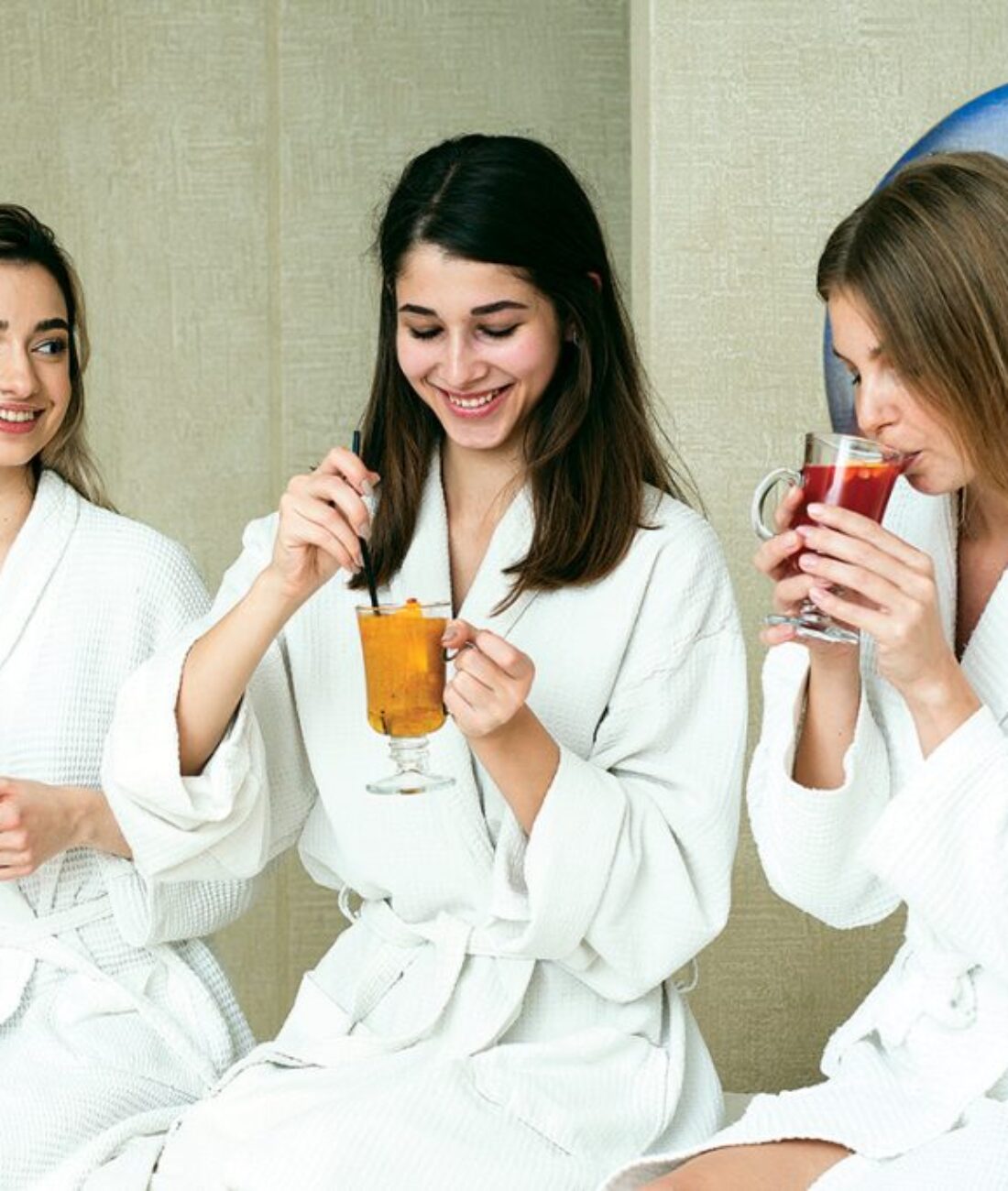 medium-shot-girls-having-tasty-drinks